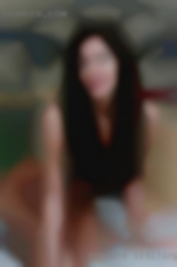 Someone visiting a couple nude (M+F).